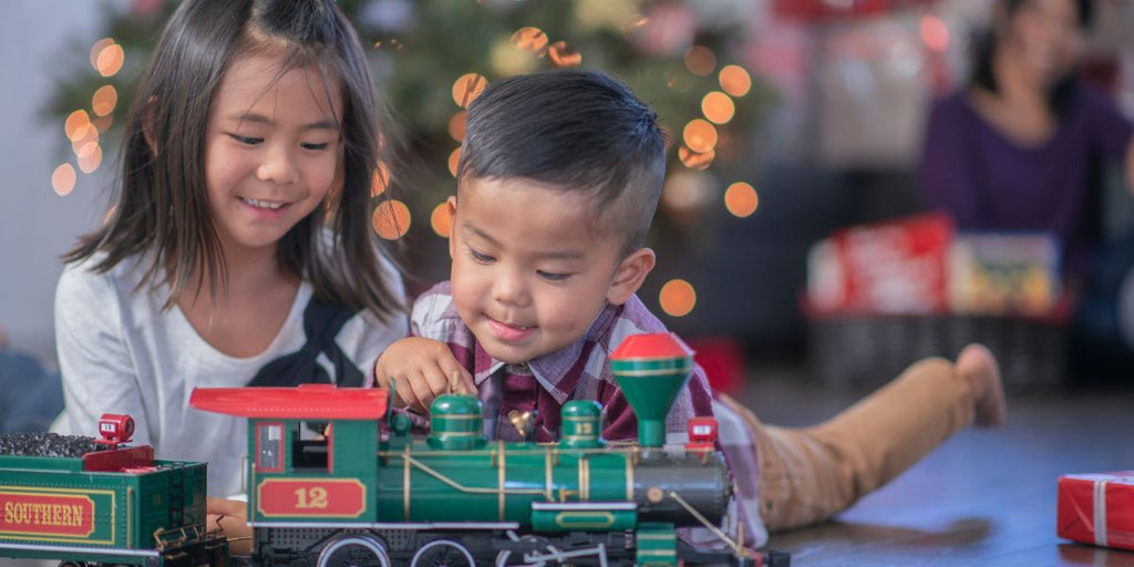 kids at christmas train.jpg__PID:be927ca6-1c45-4eb5-9972-97705f77c40d